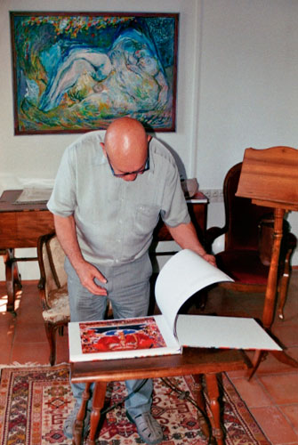 Jacques Mény, président de l’Association des amis de Giono, feuilletant « Que voyez-vous Monsieur ? »